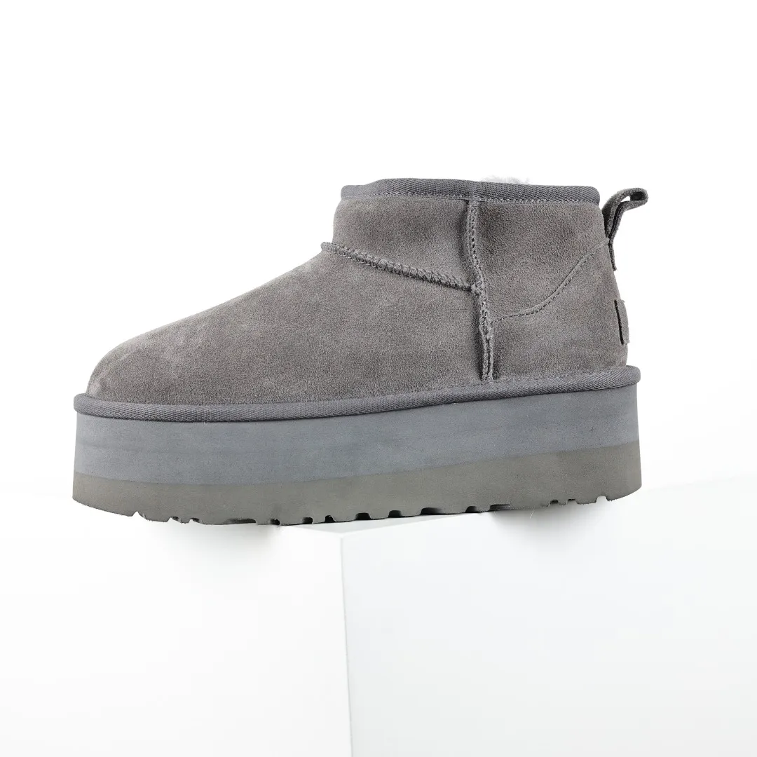 Pick up locally 💰560 Core recommendation good price It is a very suitable choice for home furnishings. In the new year, uug launched a series of styles, which are partial to the preferences of young consumers and have also moved to the forefront of fashion trends. Shoe body material: water-repellent coated suede upper, 17 mm UGGPURE™ implantable wool insole, lightweight non-slip and comfortable rubber outsole, with brand LOGO and trademark, with full packaging Size: 35 36 37 38 39 40